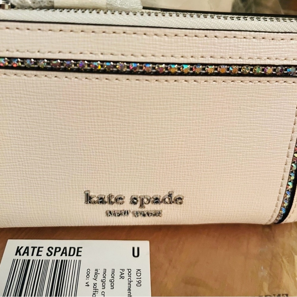NWT Kate Spade White Wallet with Silver accents. Includes gift 🎁 box - Picture 3 of 8